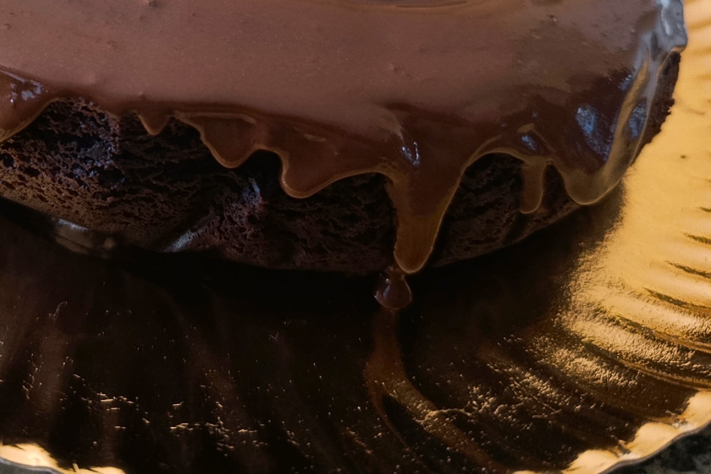 Bolo delícia de cacau com cobertura de chocolate negro