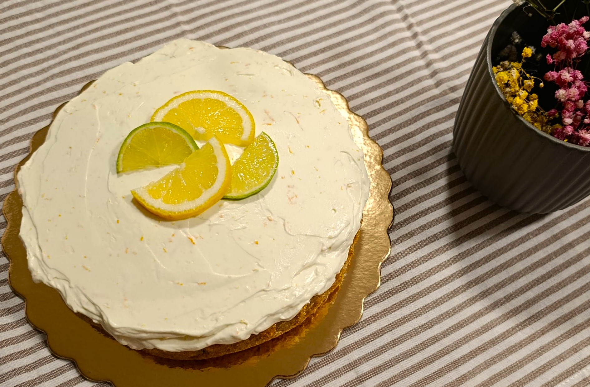 Bolo de lima limão com cobertura whitecream