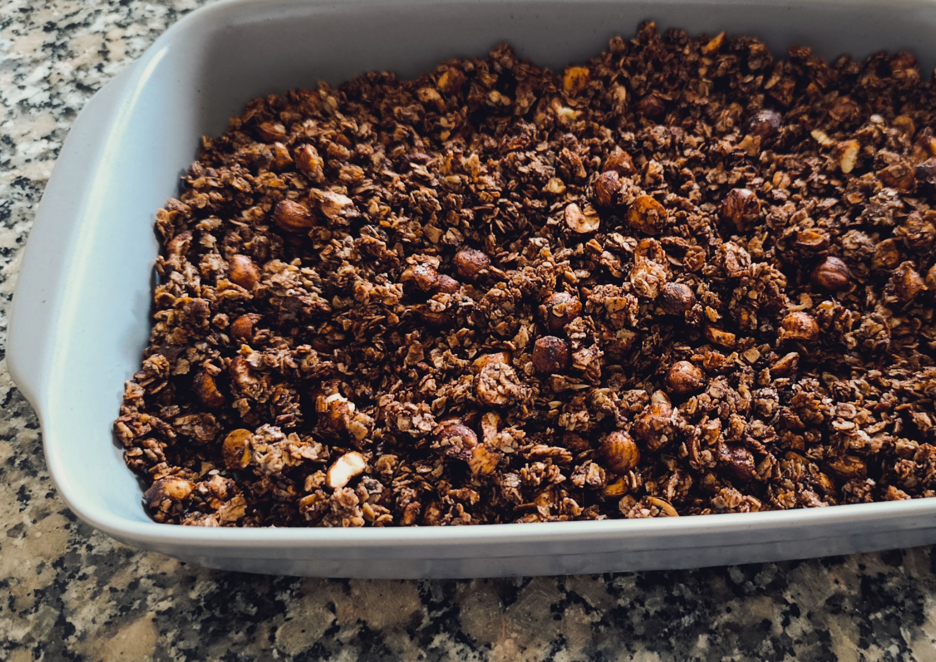 Granola de cacau e avelã