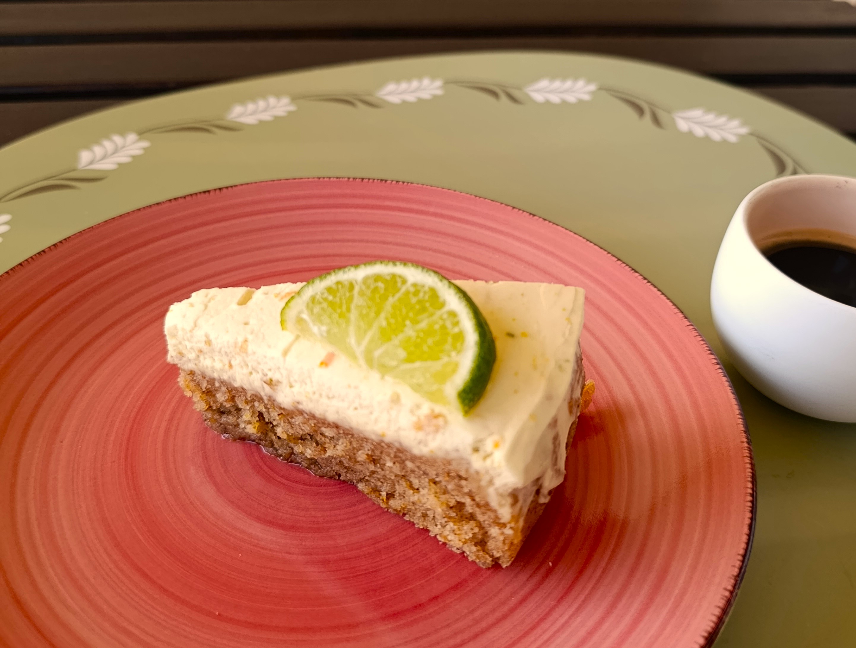 Bolo de lima limão com cobertura whitecream