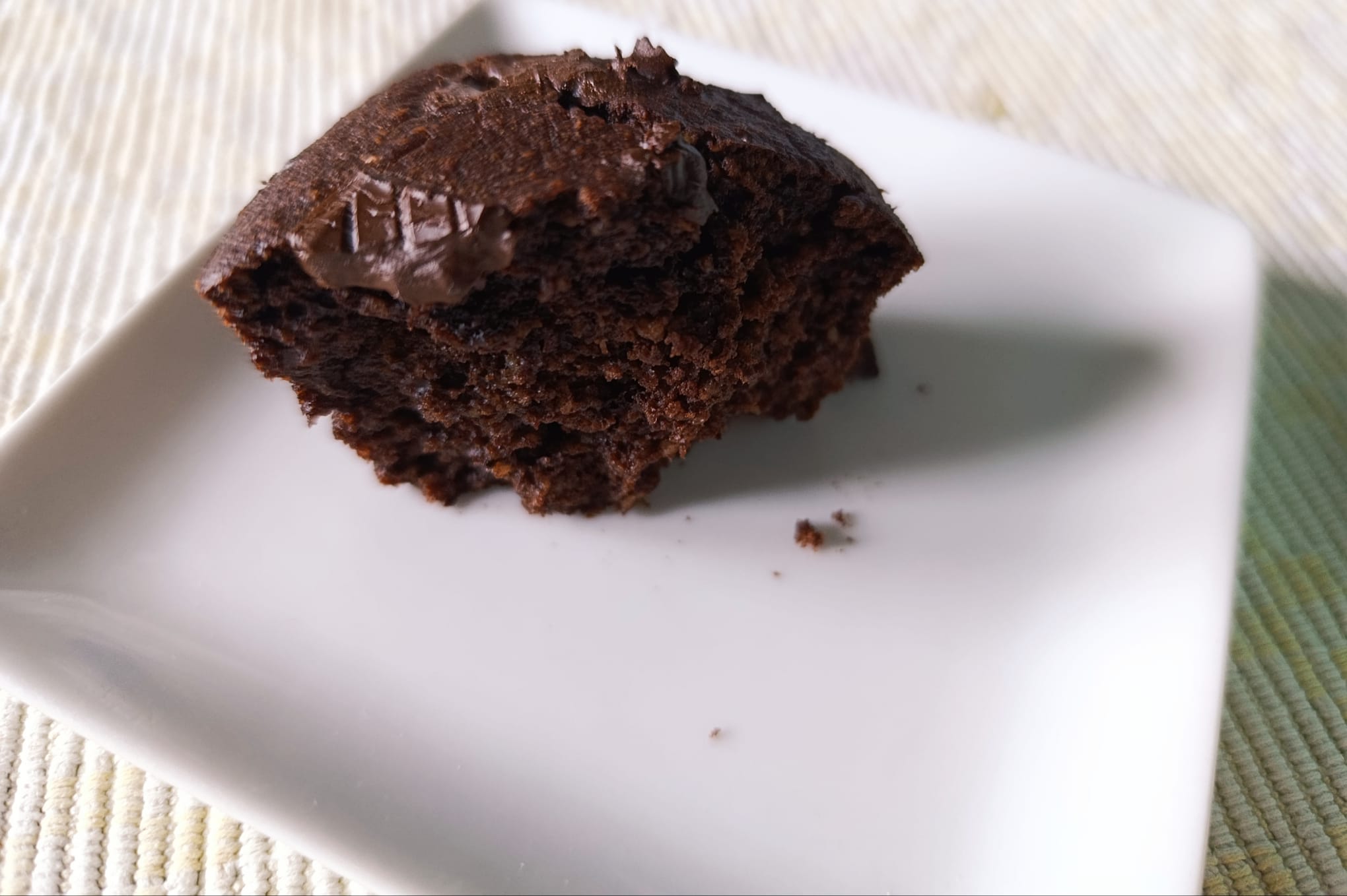 Muffins de cacau com chocolate negro