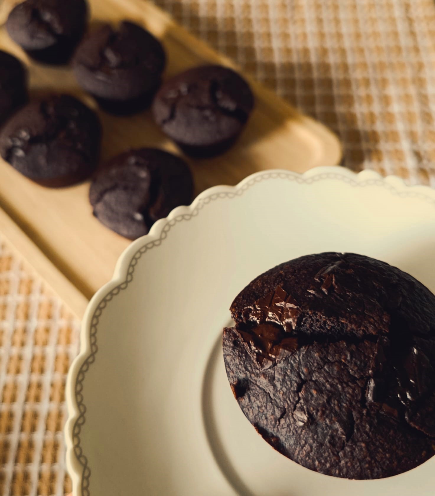 Muffins de cacau com chocolate negro