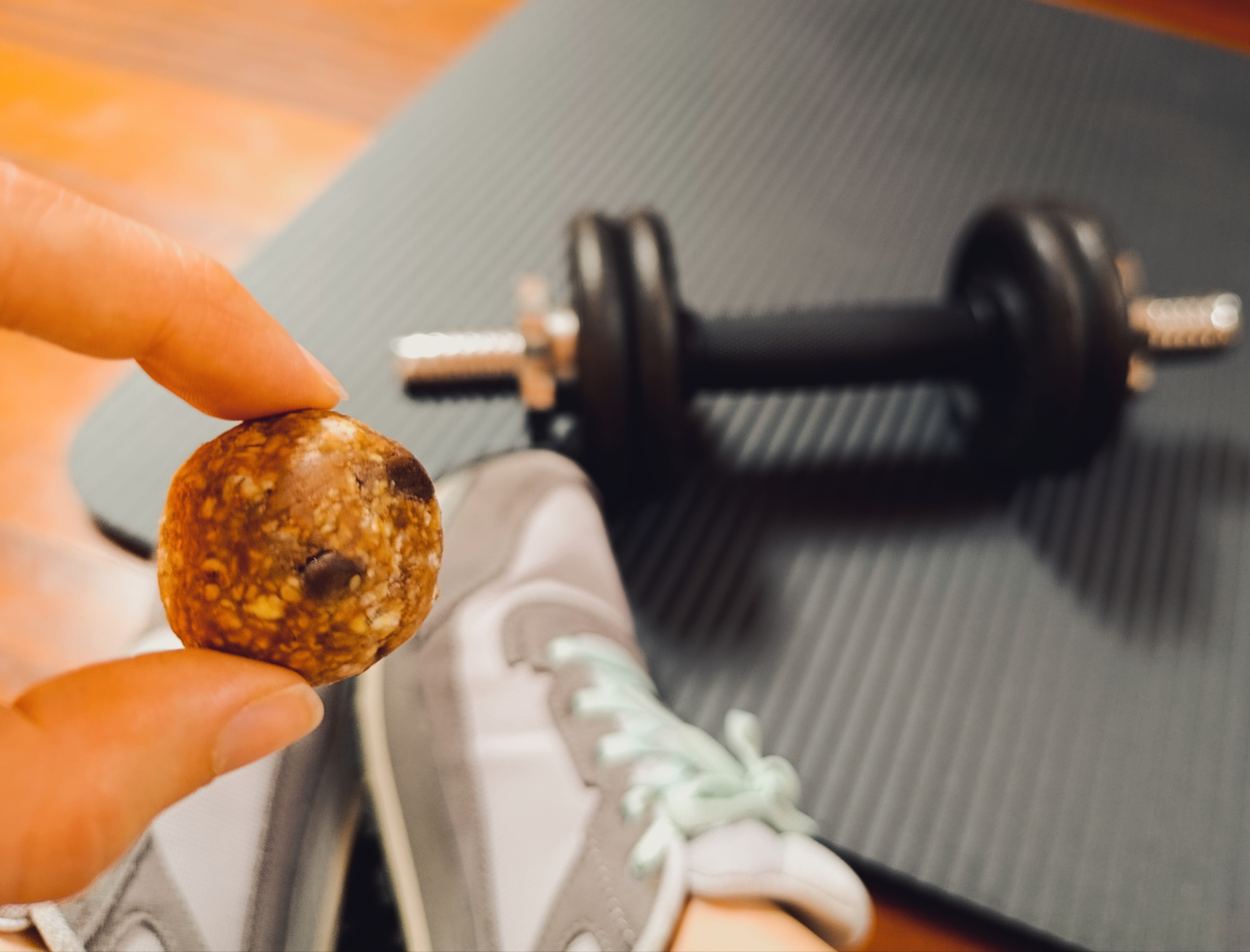 Bolas energéticas de chocolate negro e amendoim