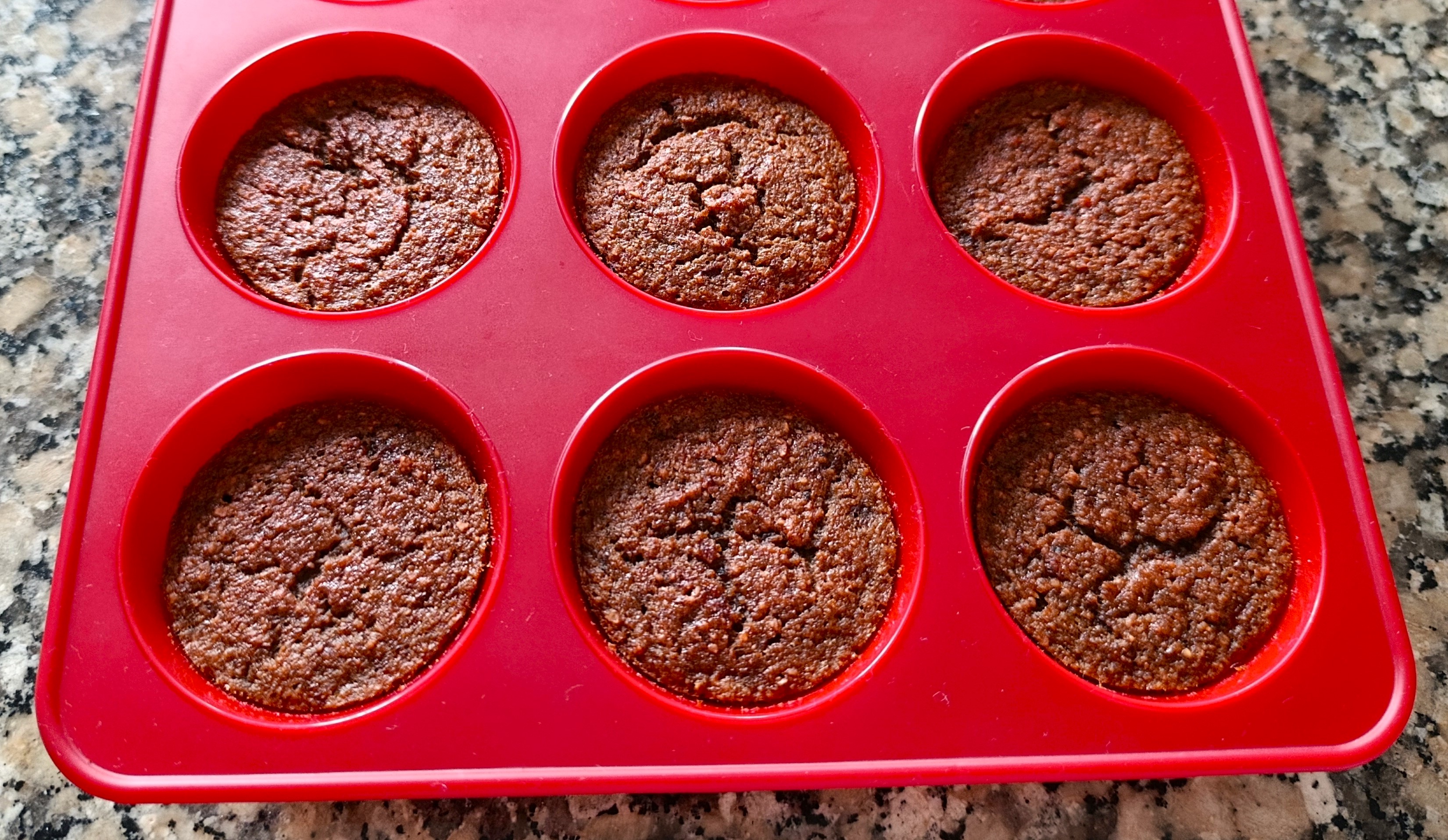Red velvet com cobertura de chocolate negro e frutos vermelhos