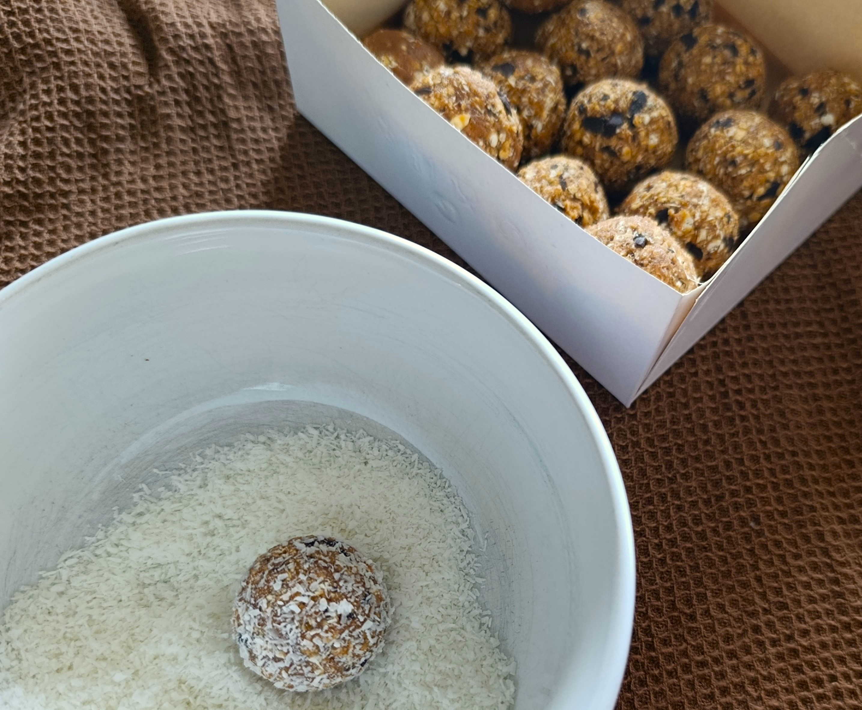 Bolas energéticas de chocolate negro e amendoim